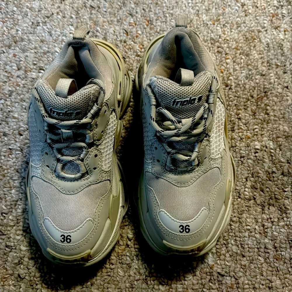These are I. Great shape !!! Small sz ladies 6 but can fit a 7 ( missing 1 sol.